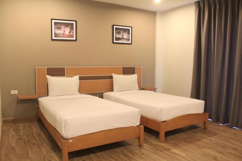The Perfect North Pattaya HotelroomsFamily 1 Double Bed 2 Single Beds Bed8