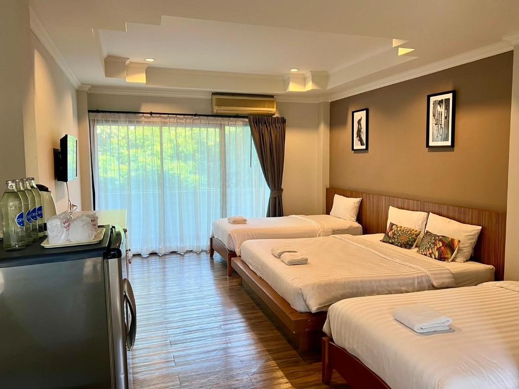 The Perfect North Pattaya HotelroomsSuperior Quad Room Guestroom3