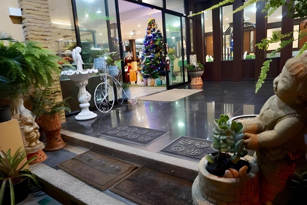 Suppamitr Villa HotelfacilitiesGarden17