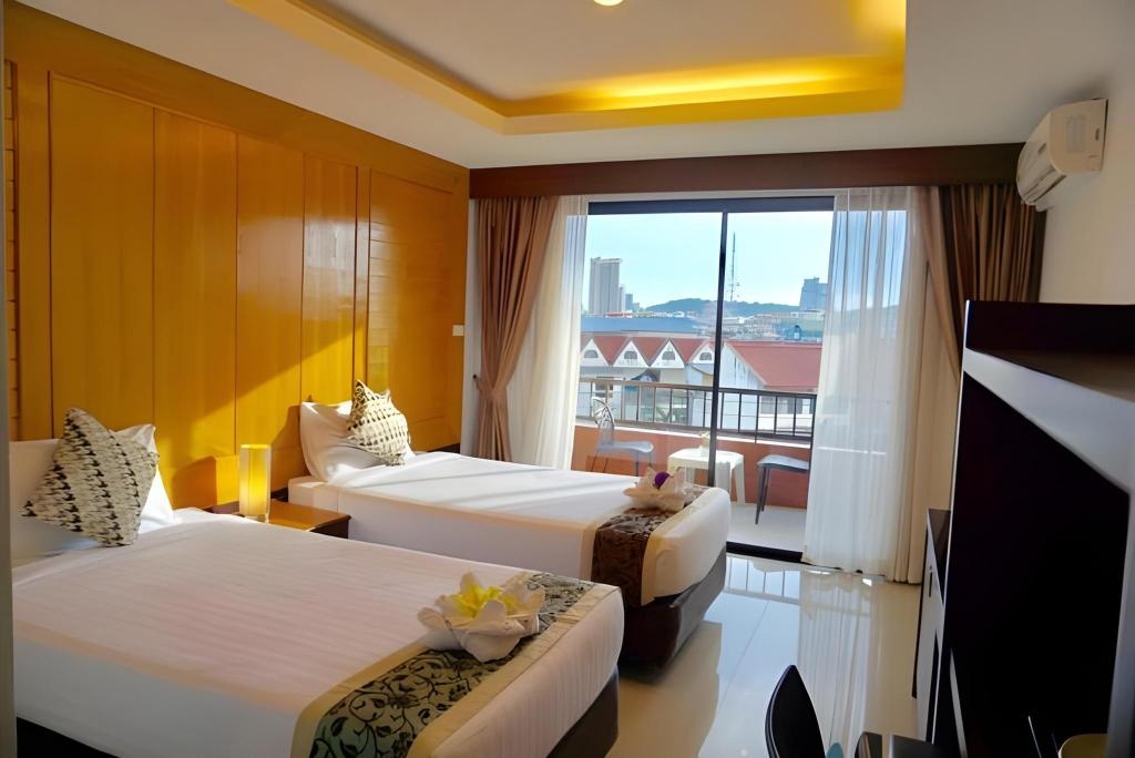 Suppamitr Villa HotelroomsDeluxe Twin Room Bed4