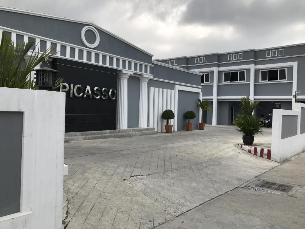 Picasso Hotel 24inn In Central PattayapropertyviewsEntrance3
