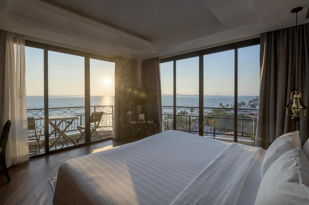 Bay Beach Resort JomtienroomsDeluxe Corner Room Bed7
