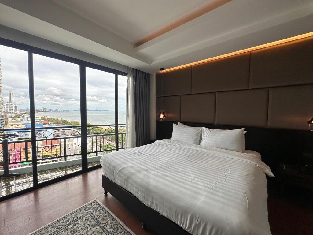 Bay Beach Resort JomtienroomsDeluxe Partial Sea View Room Bed10