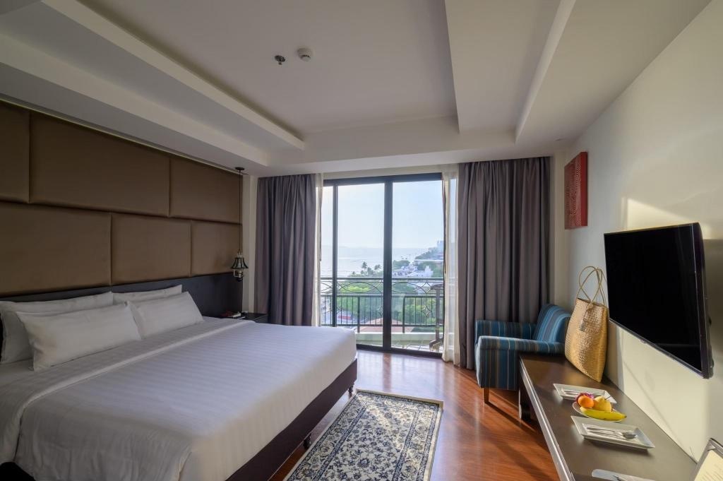 Bay Beach Resort JomtienroomsDeluxe Partial Sea View Room Bed11