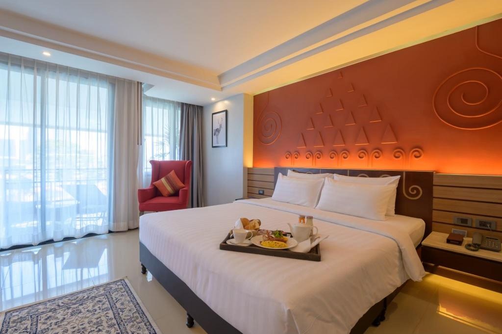 Bay Beach Resort JomtienroomsDeluxe Room Bed1