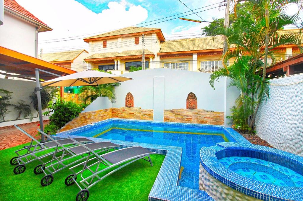 Grande Adam Pool VillafacilitiesBalconyterrace12