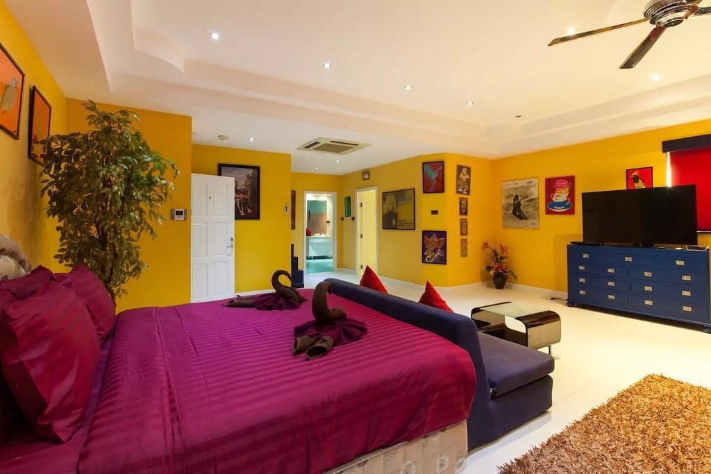Ultimate 8BR Party Villa W Pool Near Walking StfacilitiesBedroom10