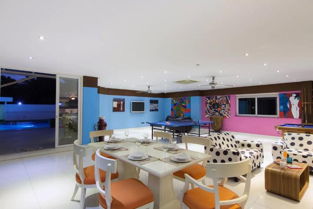 Ultimate 8BR Party Villa W Pool Near Walking StfacilitiesSeparate Living Room4