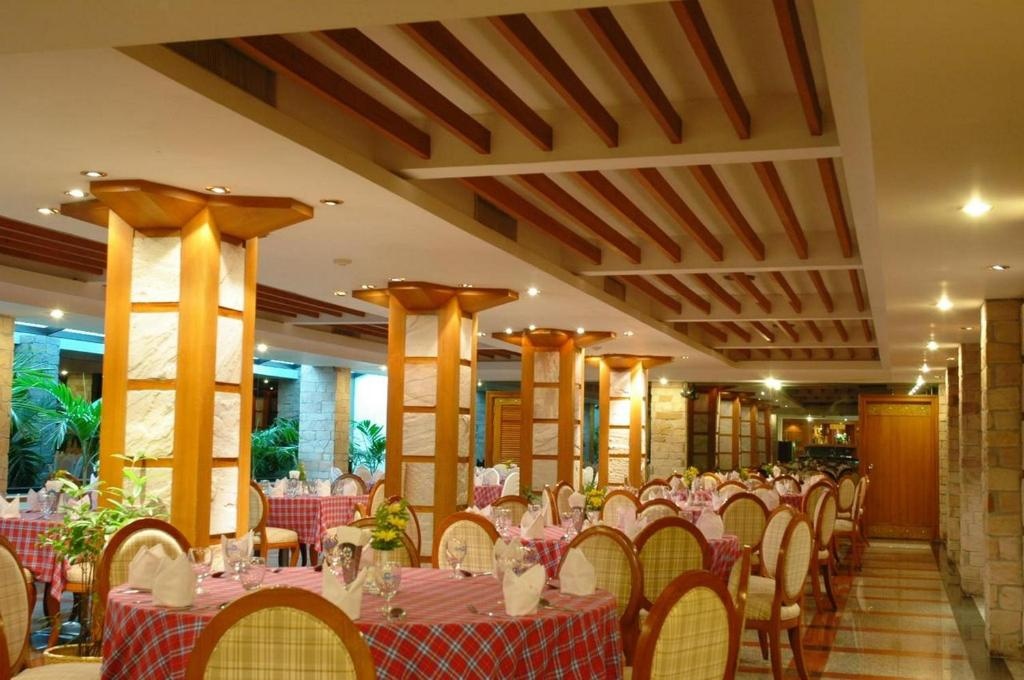 Camelot HoteldiningRestaurant6