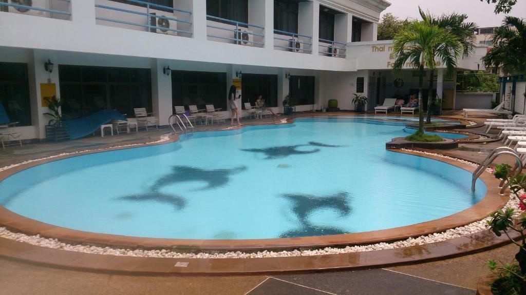 Camelot HotelfacilitiesSwimming Pool6