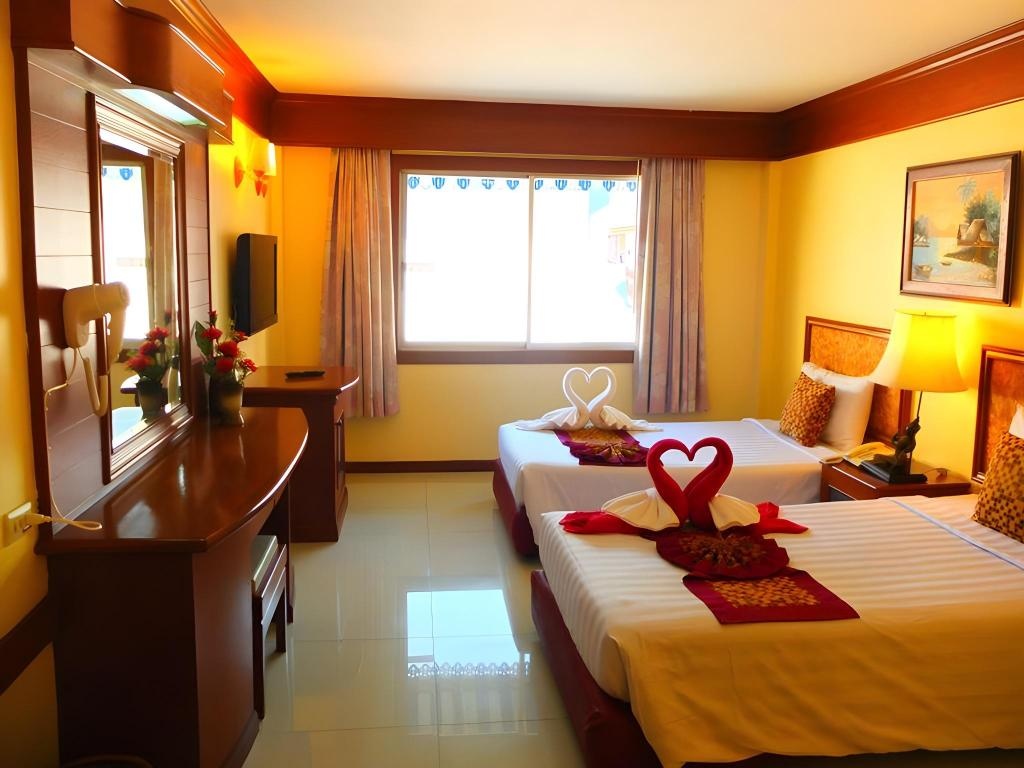 Camelot HotelroomsSuperior Bed2