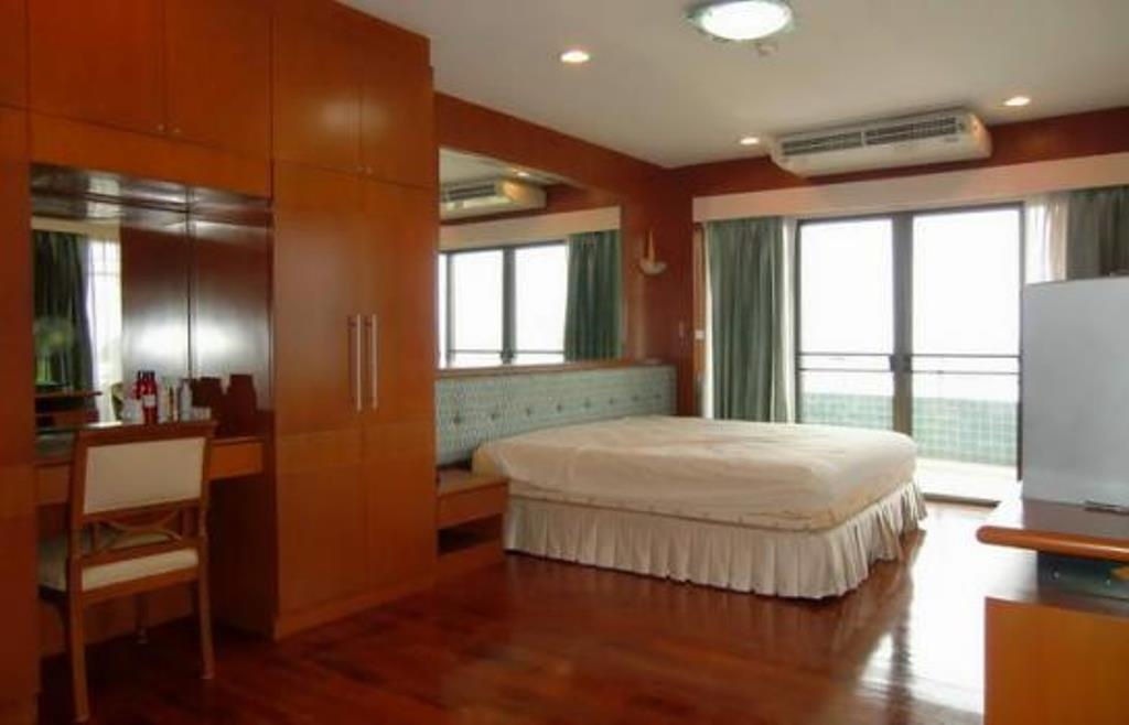 Beachfront Condominium Next To Renaissance HotelfacilitiesBedroom1