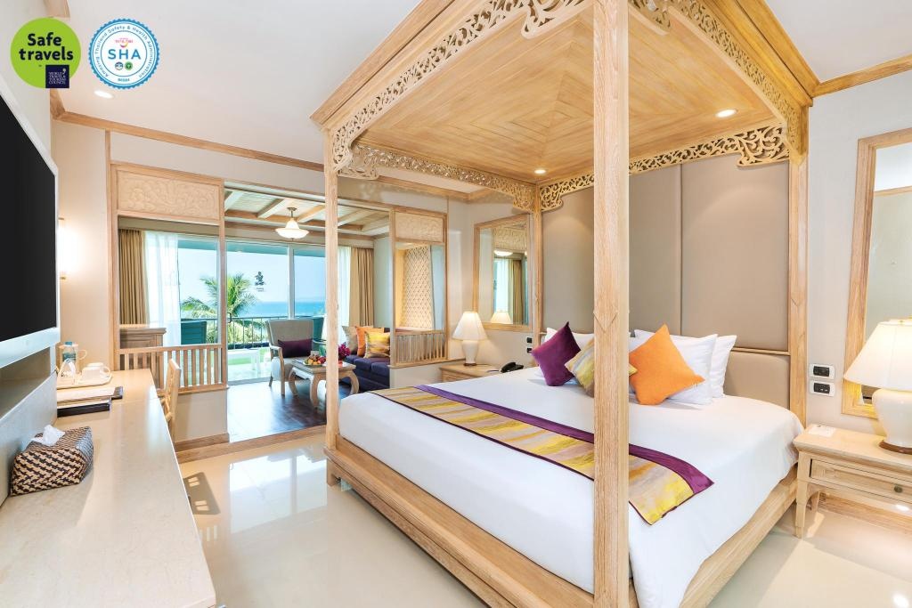 Royal Cliff Beach Terrace PattayaroomsHoneymoon Deluxe Bed2