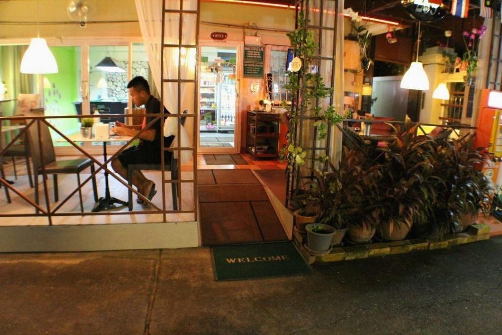 Aromdee Apartmentdiningdining Image 22