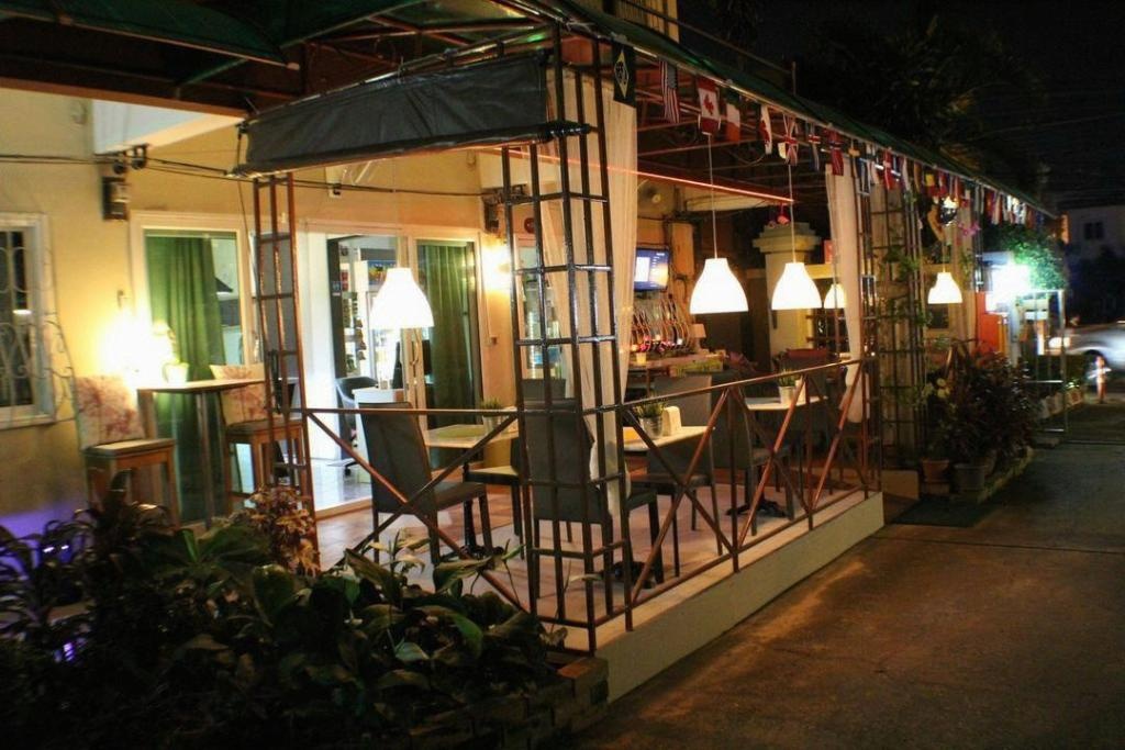 Aromdee Apartmentdiningdining Image 33
