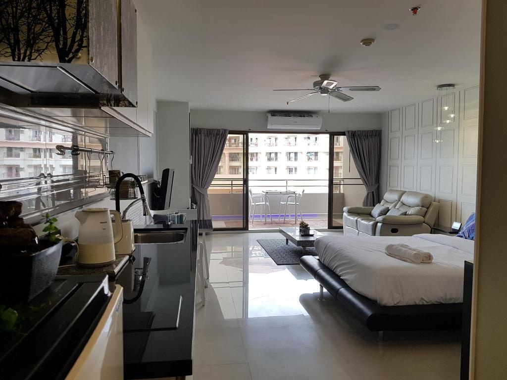 A Beautiful Studio With Pool View Pattaya Downtownroomsrooms Image 11