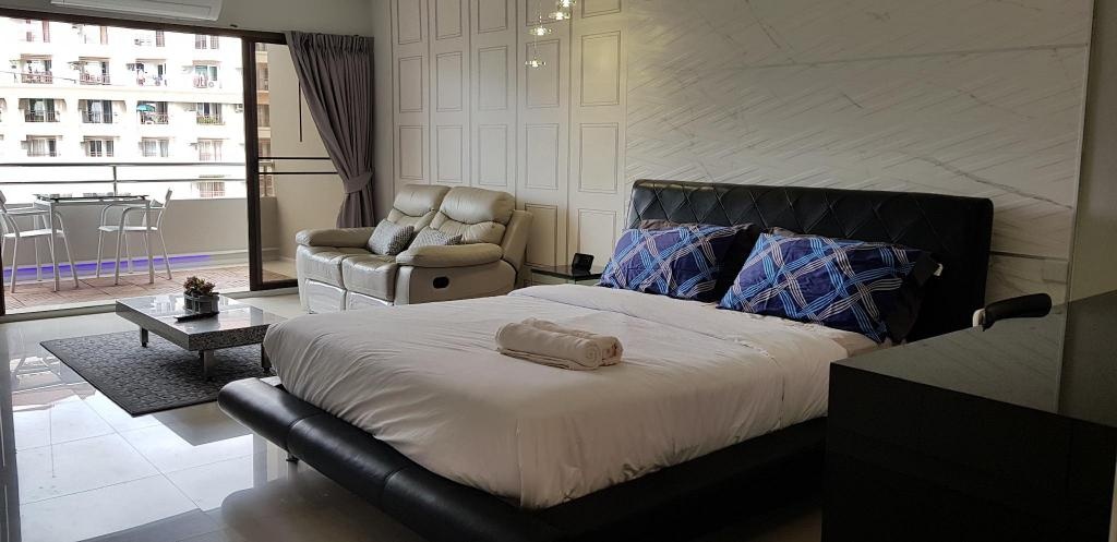 A Beautiful Studio With Pool View Pattaya Downtownroomsrooms Image 22