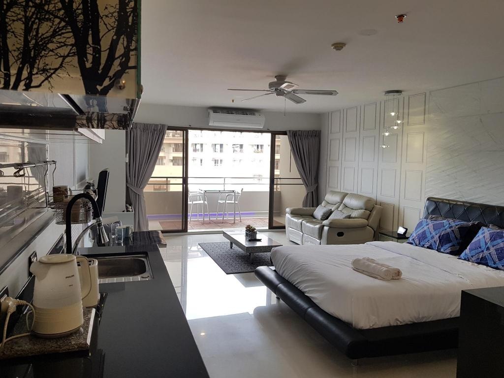 A Beautiful Studio With Pool View Pattaya Downtownroomsrooms Image 33