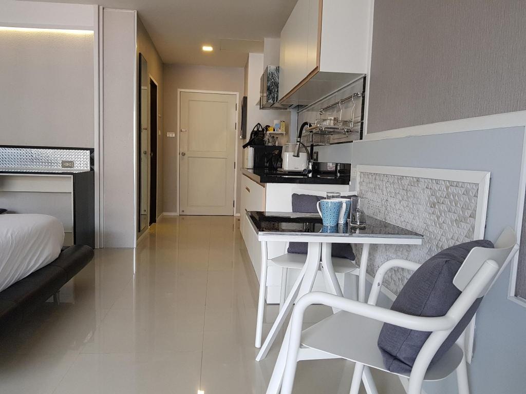 A Beautiful Studio With Pool View Pattaya Downtownroomsrooms Image 77
