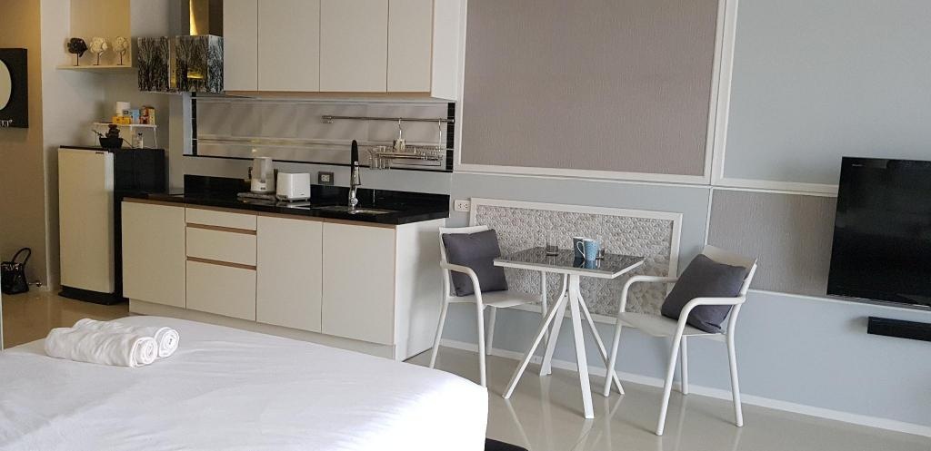 A Beautiful Studio With Pool View Pattaya Downtownroomsrooms Image 88