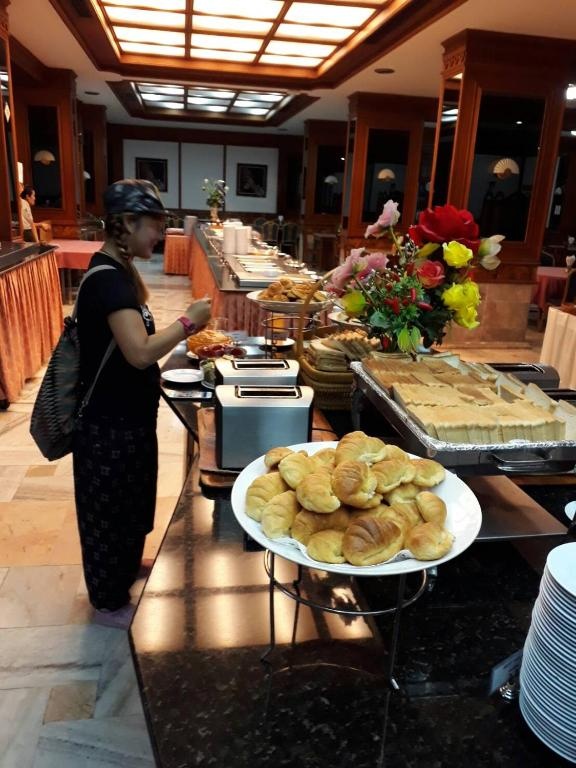 Royal Palace HoteldiningFood And Beverages3