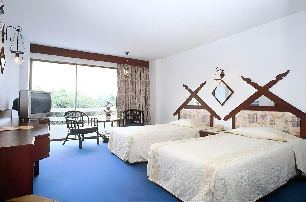 Royal Palace Hotelroomsrooms Image 1010