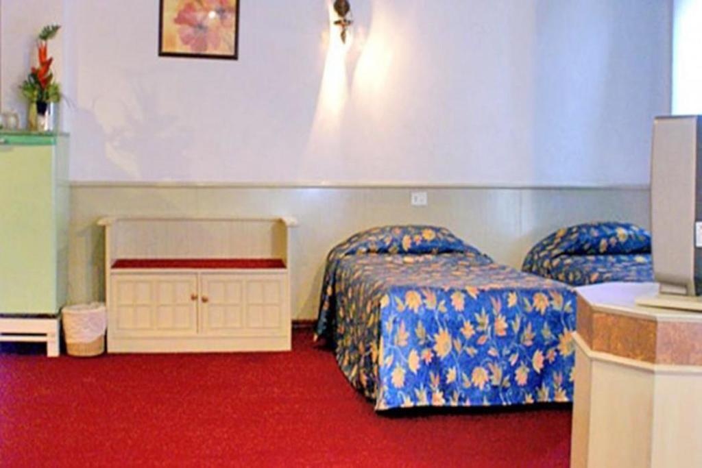 Royal Palace Hotelroomsrooms Image 3030