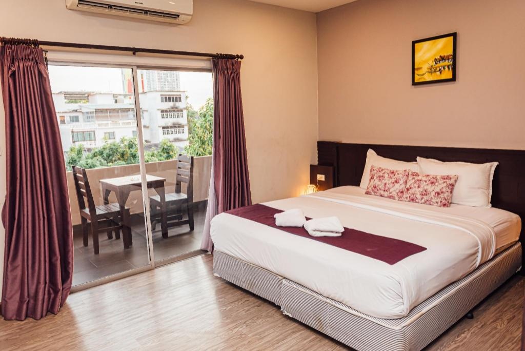 Gazebo Resort PattayaroomsDeluxe Double Room Bedroom10