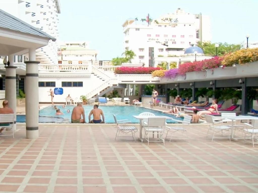 Caesar Palace HotelfacilitiesSwimming Pool15
