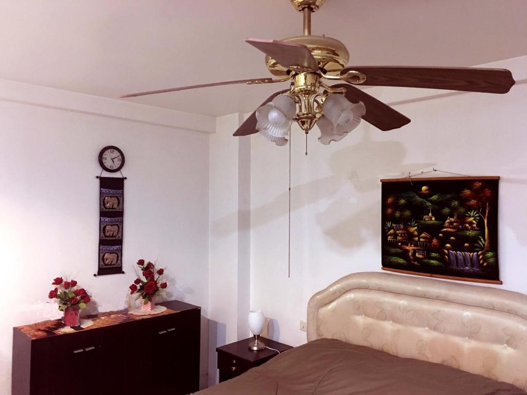 Golden Pattaya Condominium Dolphin Roundaboutroomsrooms Image 11
