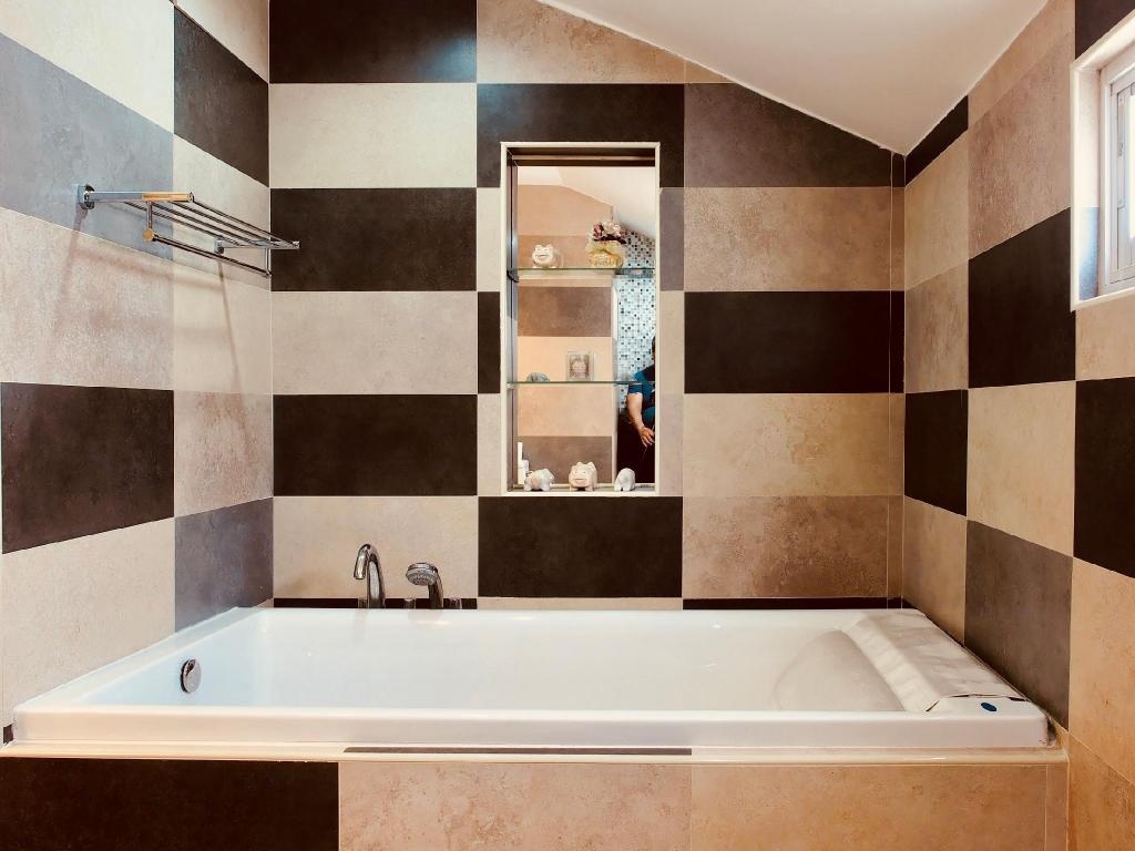 FARAH HOUSE By THE SIGNATURE VILLAfacilitiesBathtub19