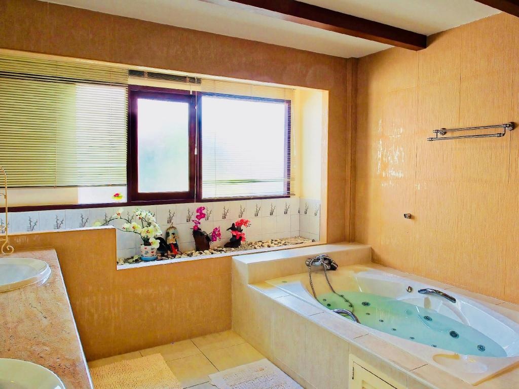 FARAH HOUSE By THE SIGNATURE VILLAfacilitiesBathtub3