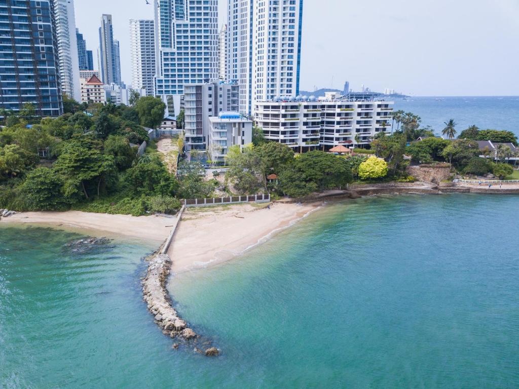 Golden Tulip Pattaya Beach ResortfacilitiesBeach2
