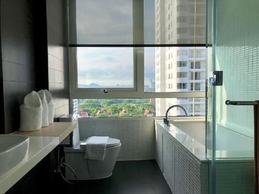 21Front Row Beach Lux X Veranda Residence PattayafacilitiesBathtub8