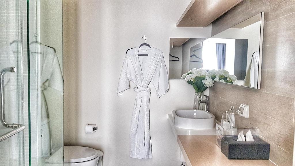 3 Bedroom Ocean Front Row X Veranda Pattaya By LuxfacilitiesBathroom5