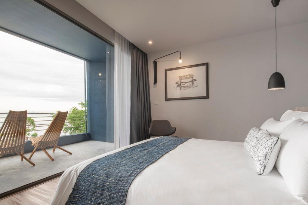 Navana Nature EscaperoomsDeluxe Sea View Room Bed11