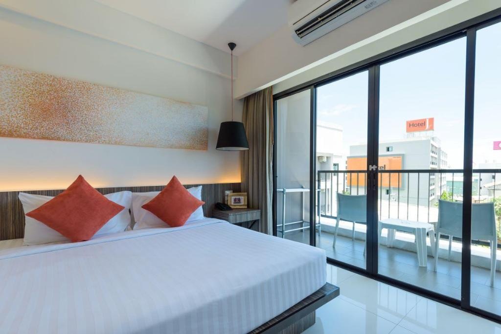 Hotel J ResidenceroomsDeluxe City View King Room Guestroom6