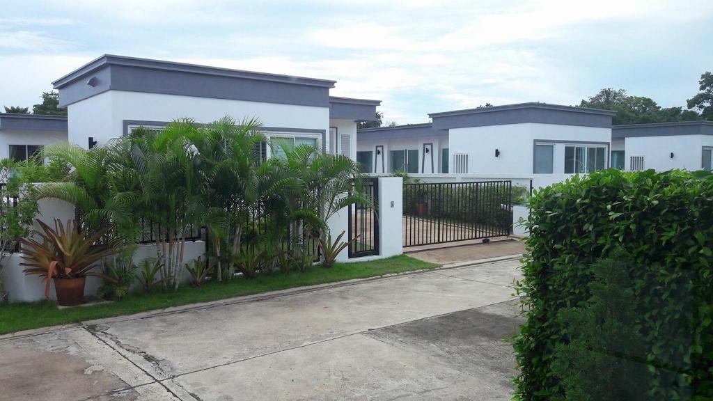 Sattahip Pool VillapropertyviewsExterior View1