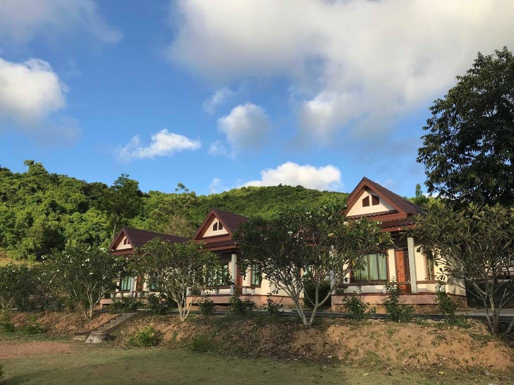 BaanSuantip Resort Sattahiproomsrooms Image 11