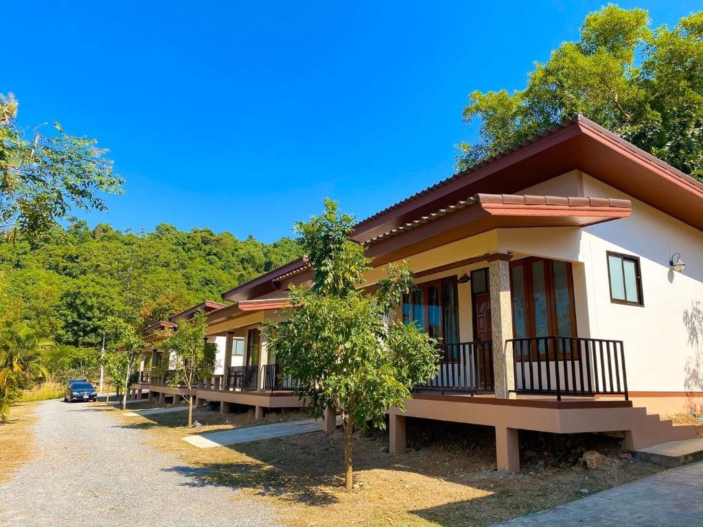 BaanSuantip Resort Sattahiproomsrooms Image 44