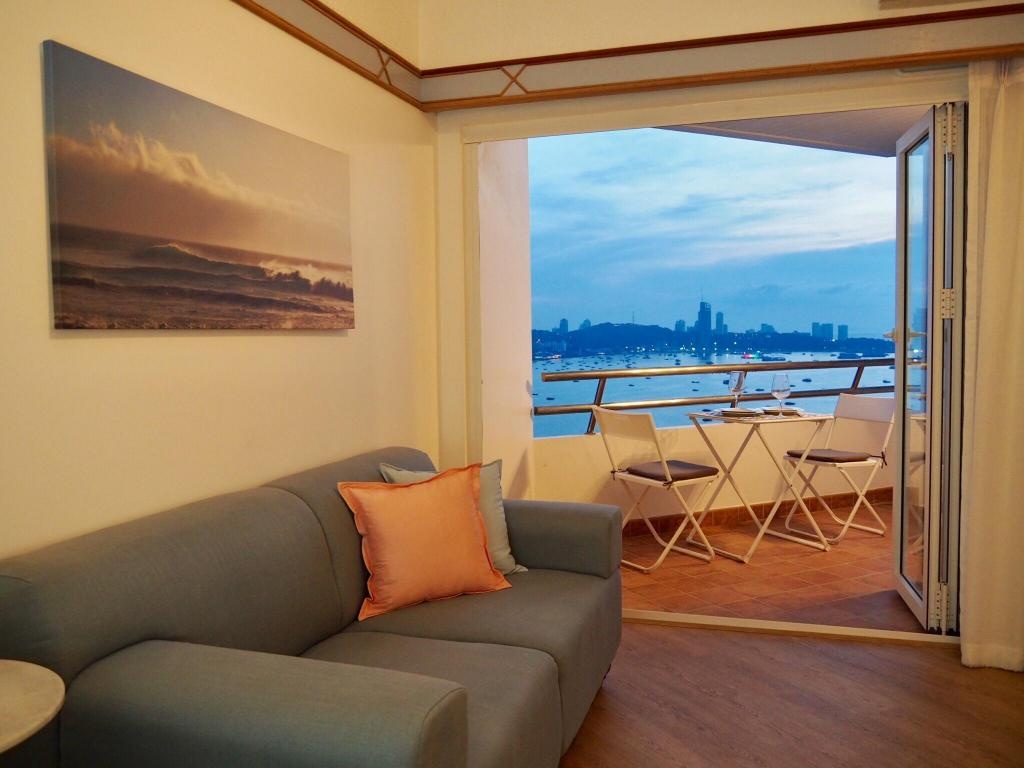 Beach Front Studio Overlooking Pattaya BayfacilitiesBalconyterrace6