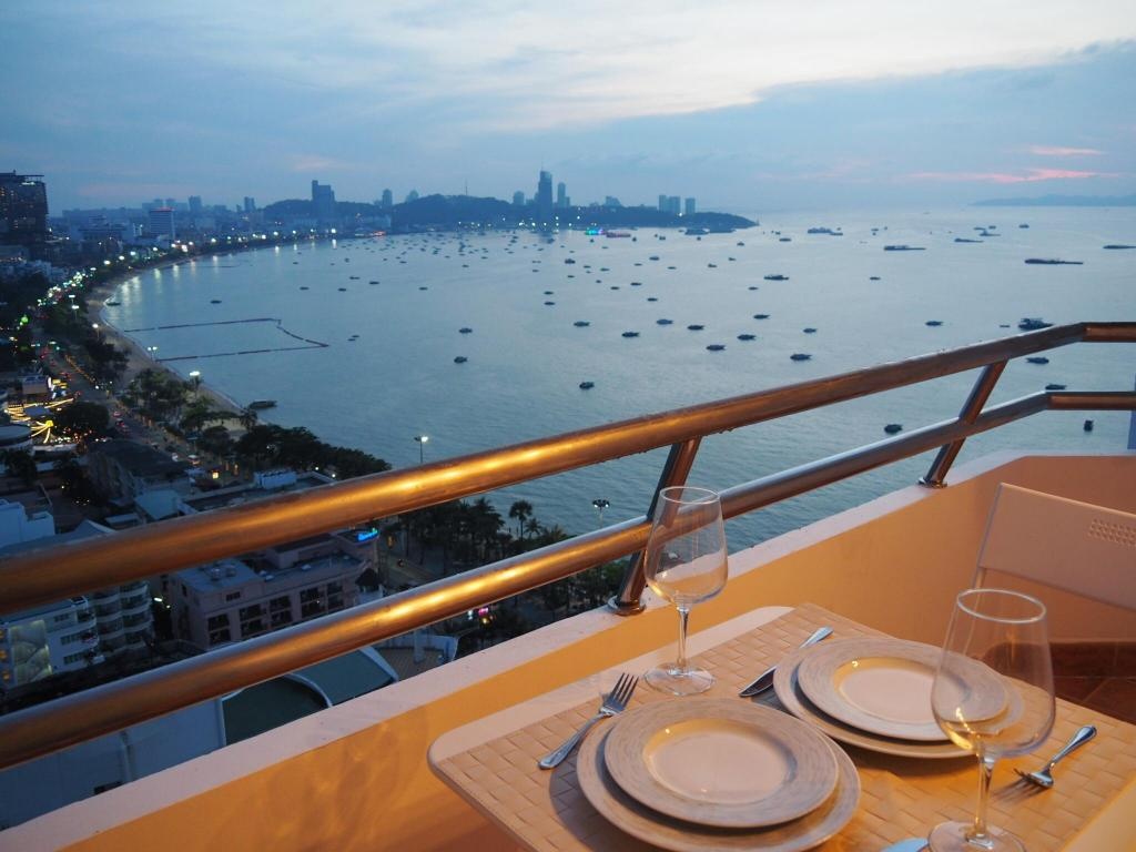 Beach Front Studio Overlooking Pattaya BayfacilitiesBeach2