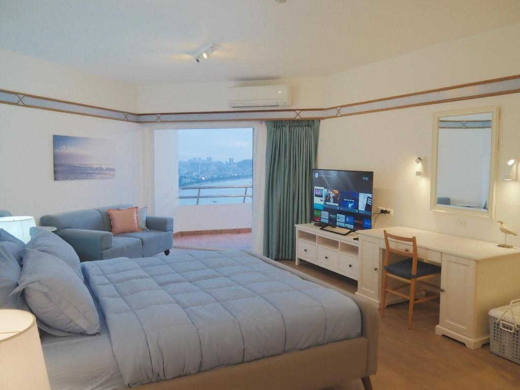 Beach Front Studio Overlooking Pattaya BayfacilitiesBedroom1