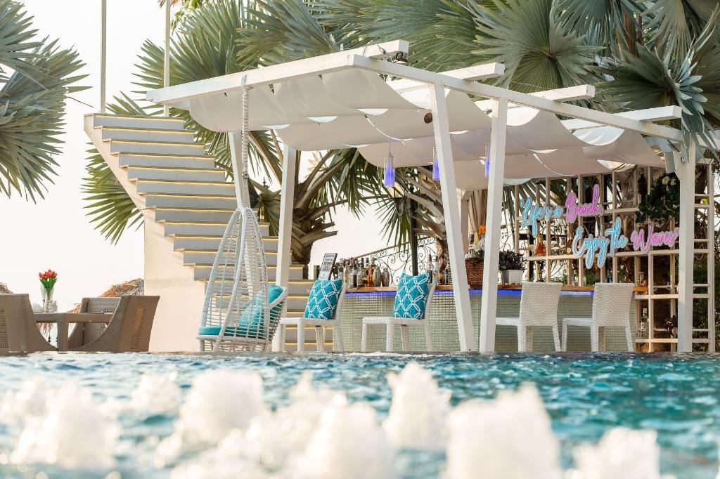 LK Emerald BeachfacilitiesBarlounge26