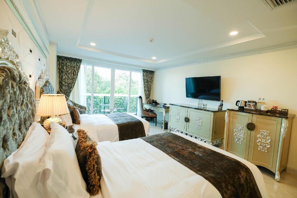 LK Emerald BeachroomsDeluxe Twin Bed City View Bedroom5