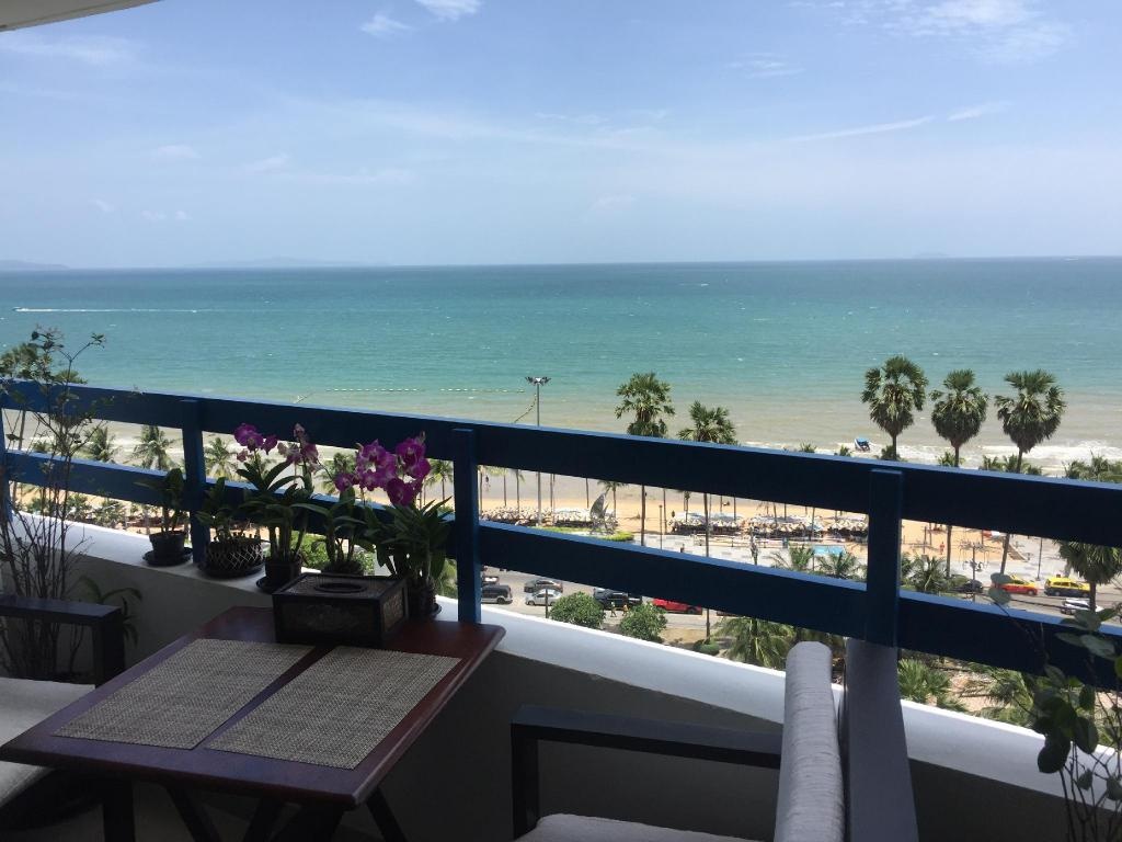 Jomtien Plazza CondofacilitiesBarlounge3
