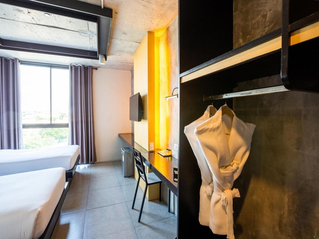 B2 South Pattaya Premier Hotel  Rooms  Deluxe Room Bed 17
