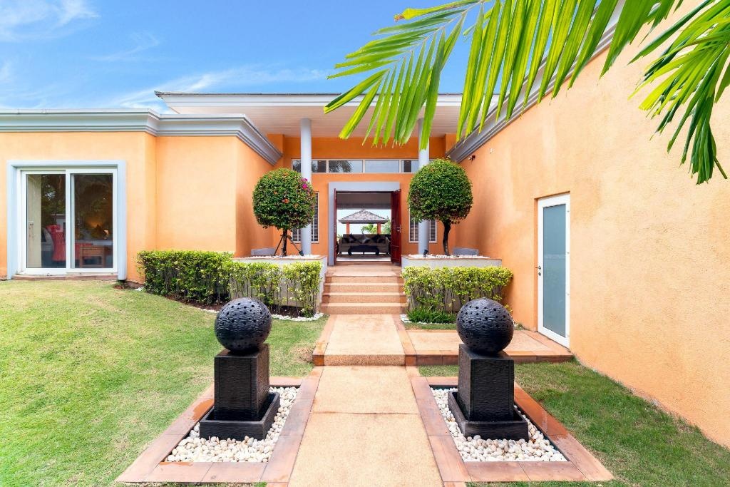 Sunset View Luxury Pool Villa 4 BR 8 10 PersonspropertyviewsEntrance13