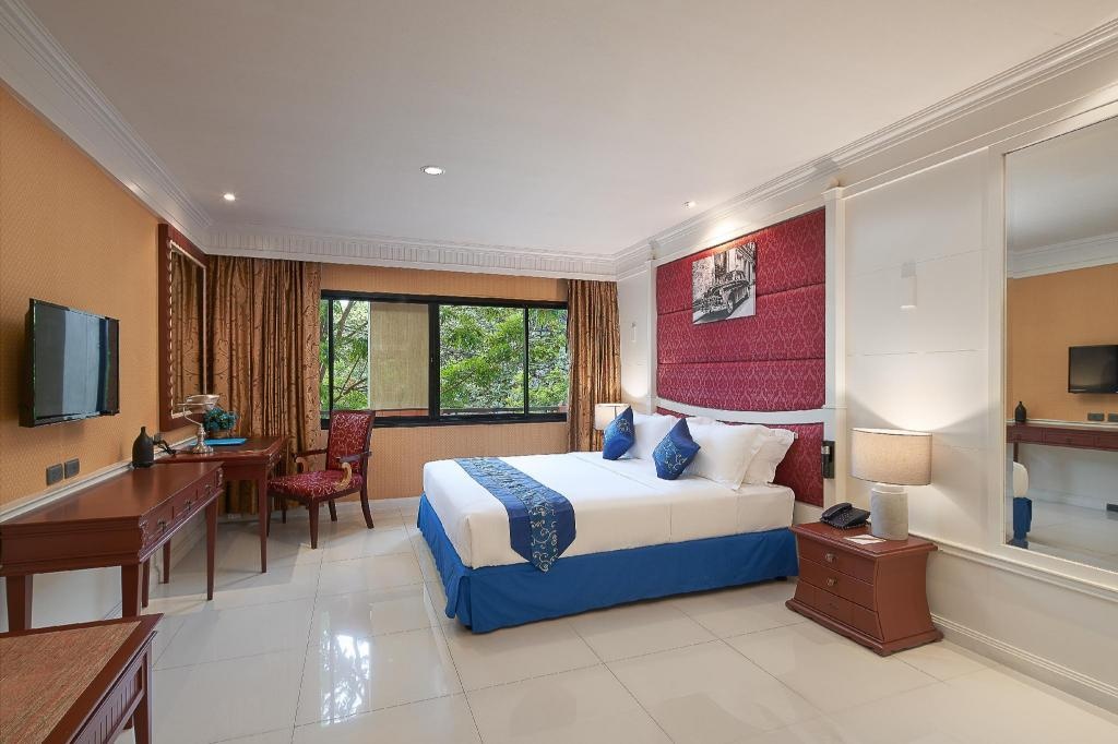 Floral Hotel Dolphin Circle PattayaroomsDeluxe Room Bedroom6