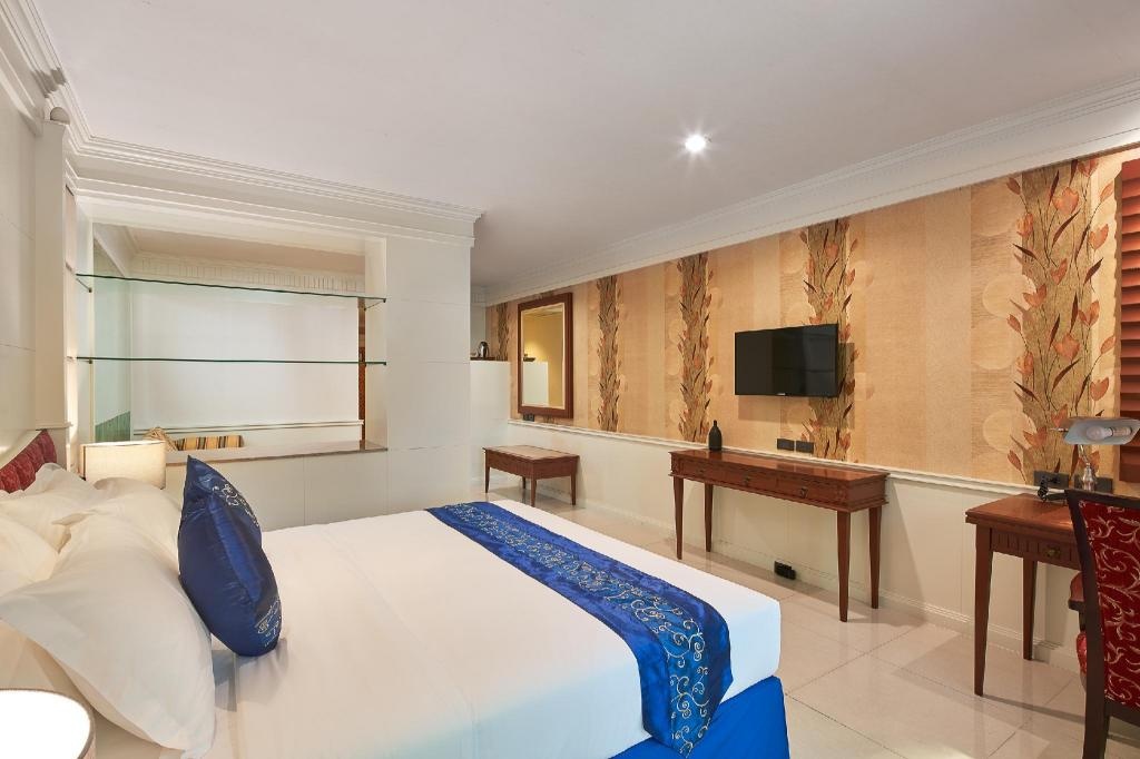 Floral Hotel Dolphin Circle PattayaroomsGrand Deluxe Room Bedroom5